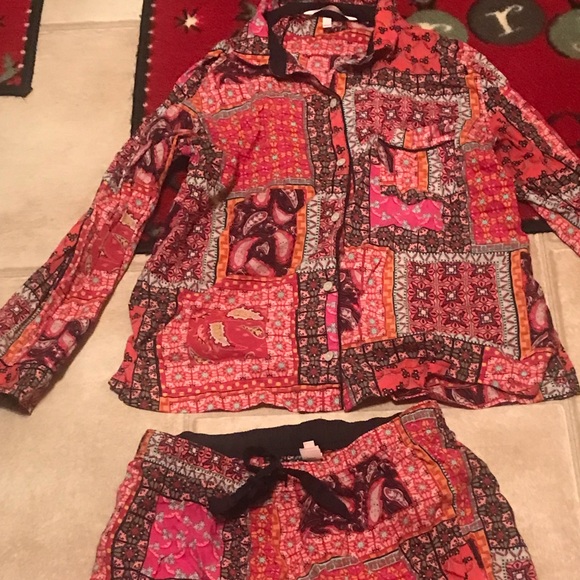 Victoria secret pajamas worn once very cute.  They were a limited edition - Picture 4 of 5